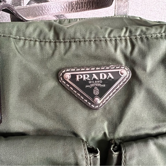 ❌❌❌❌ SOLD ❌❌❌❌

Prada Green Satchel with Leather Handles and Logo - Picture 5 of 14